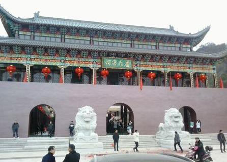 历时近三年，终于建成一座气势恢宏的卢氏宗祠